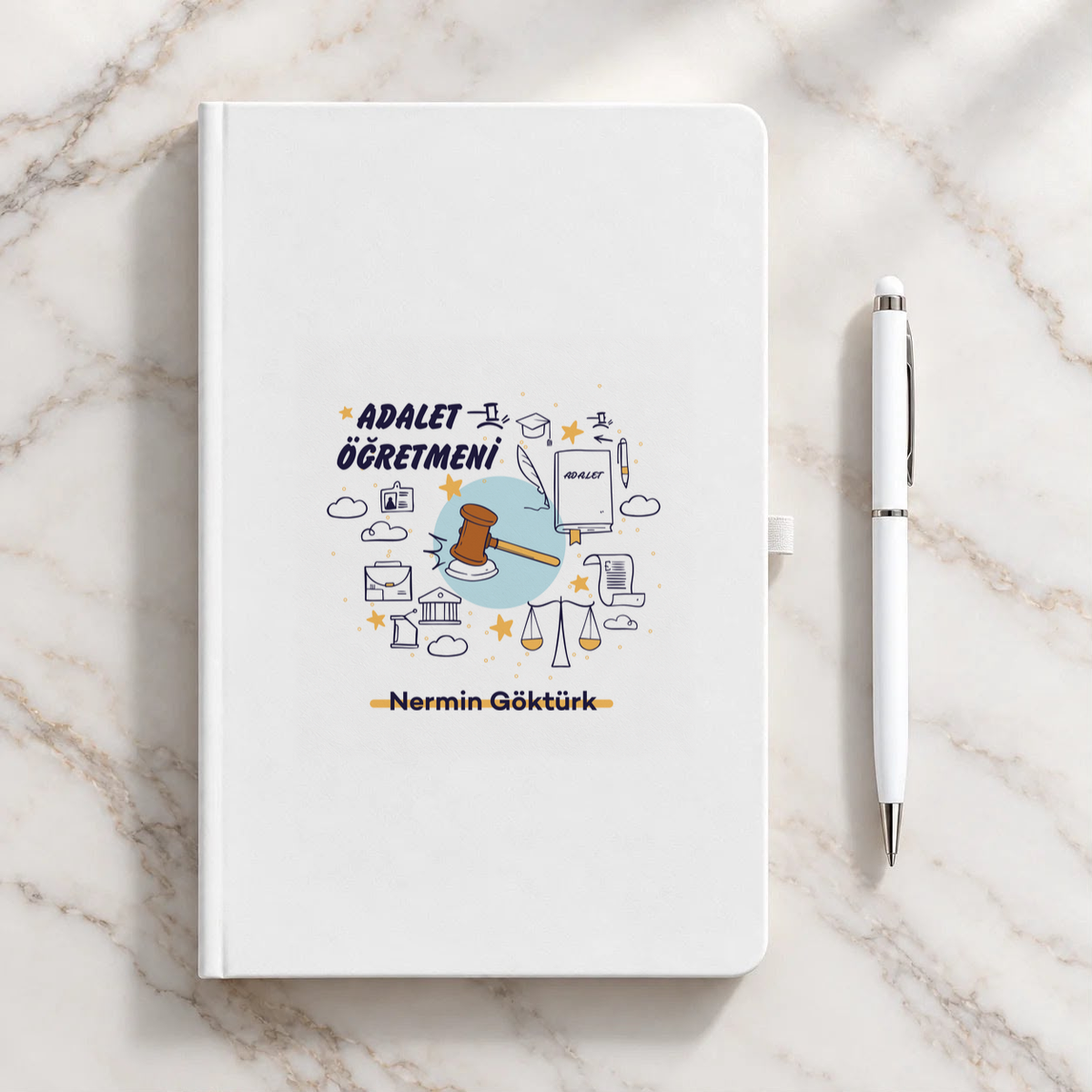 Adalet öğretmenine isme özel defter ve kalem seti üstten görünüm