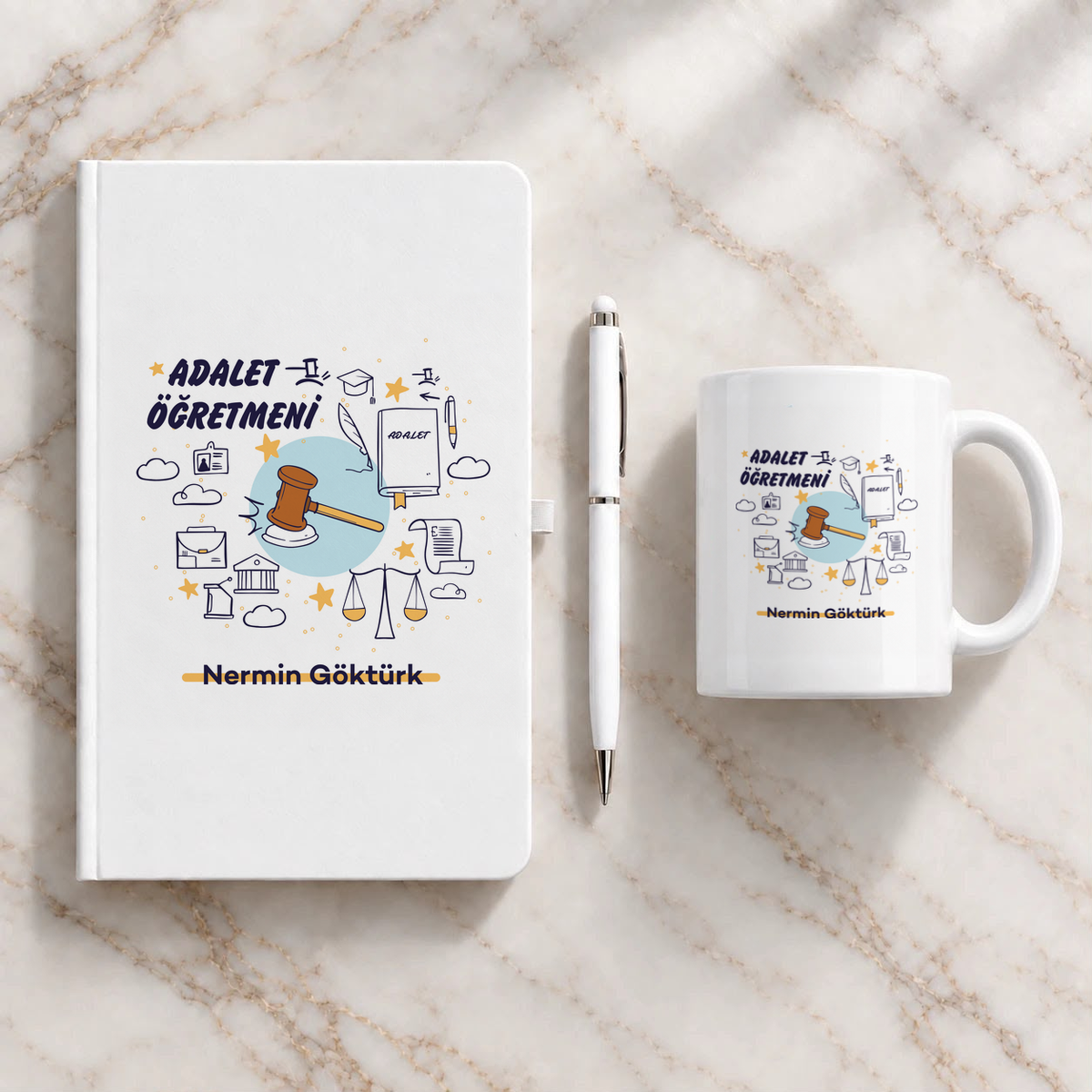 Adalet öğretmenine isme özel defter kalem ve kupa hediye seti üstten görünüm