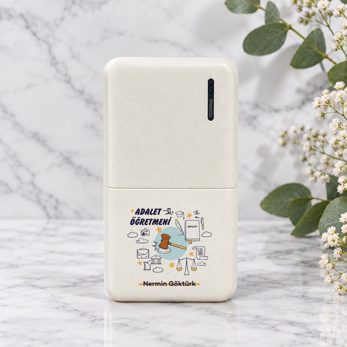 Adalet öğretmenine isme özel powerbank dik görünüm