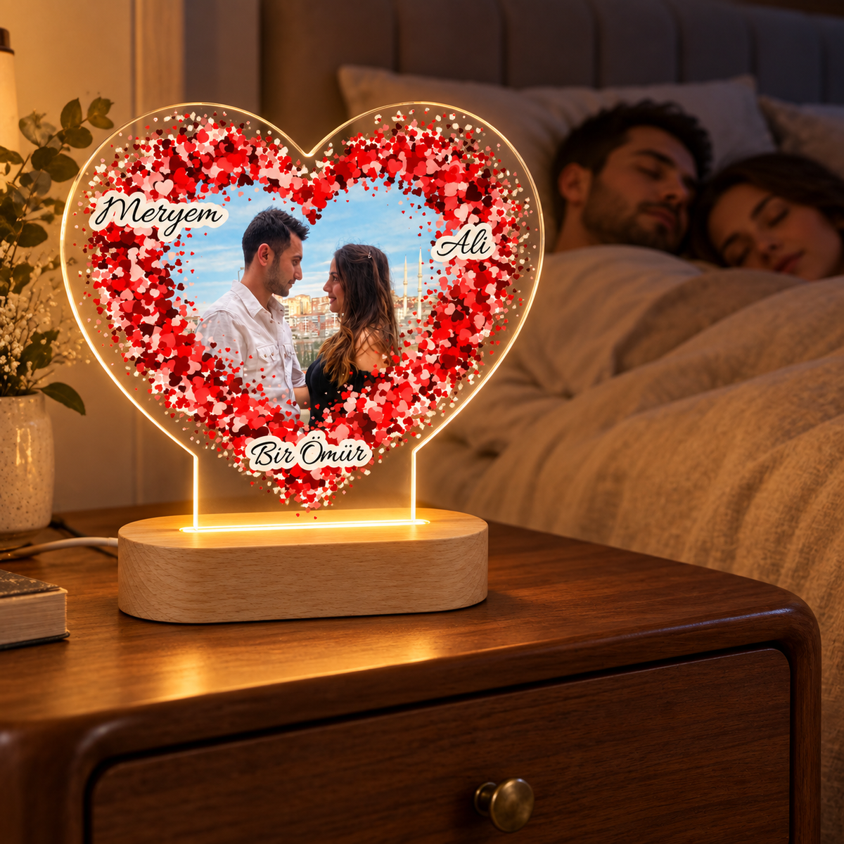 Bir Ömür kalp LED gece lambası, retro komodin üzerinde loş yatak odası