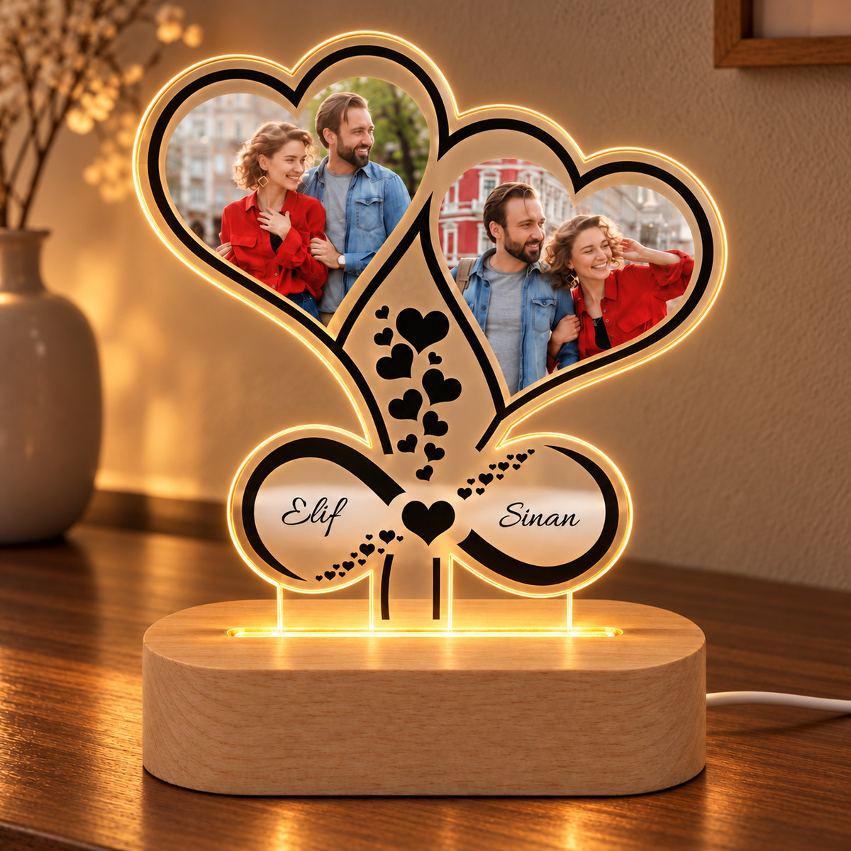 Kişiye Özel 2 Fotoğraflı LED Gece Lambası – Çift Kalp ve Sonsuzluk – ahşap konsol görünümü