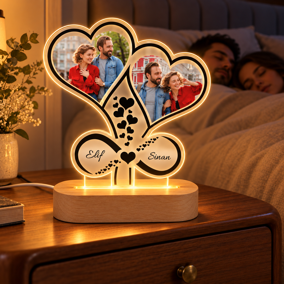Kişiye Özel 2 Fotoğraflı LED Gece Lambası – Çift Kalp ve Sonsuzluk – loş yatak odası görünümü