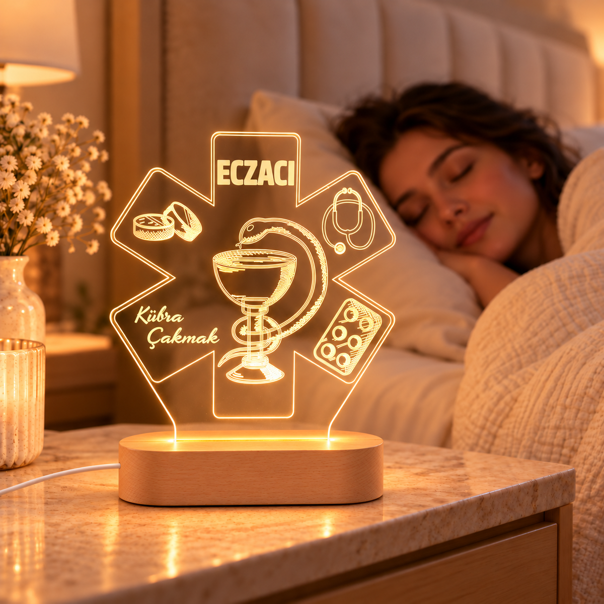 İsme Özel Eczacı LED Gece Lambası – sıcak ışıkta komodin üzerinde