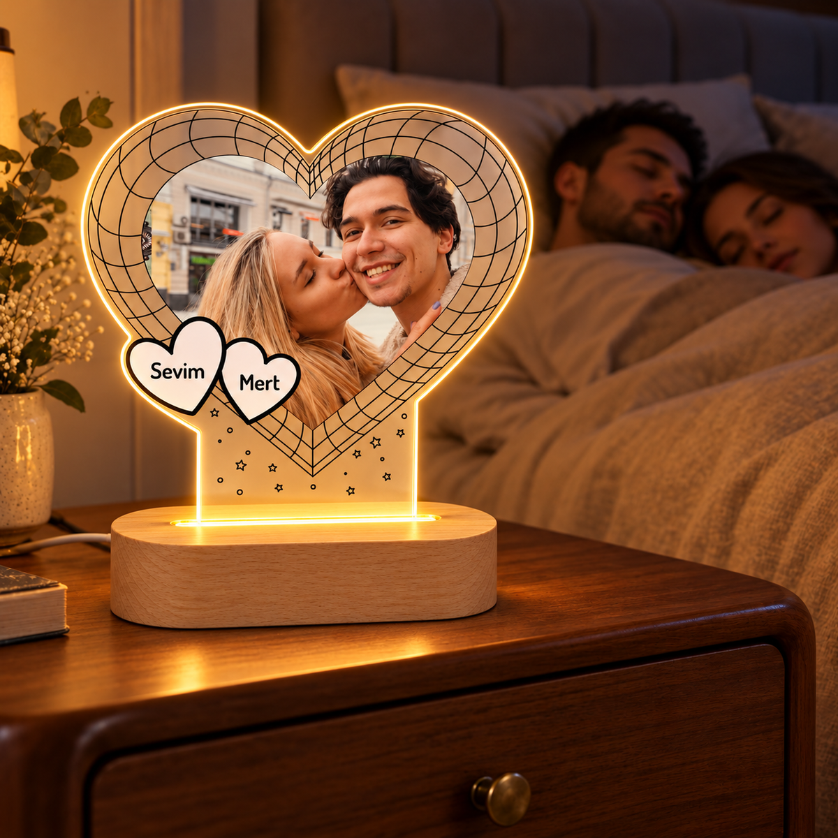 Kişiye Özel Fotoğraflı LED Gece Lambası – Geometrik Kalp – loş yatak odası görünümü