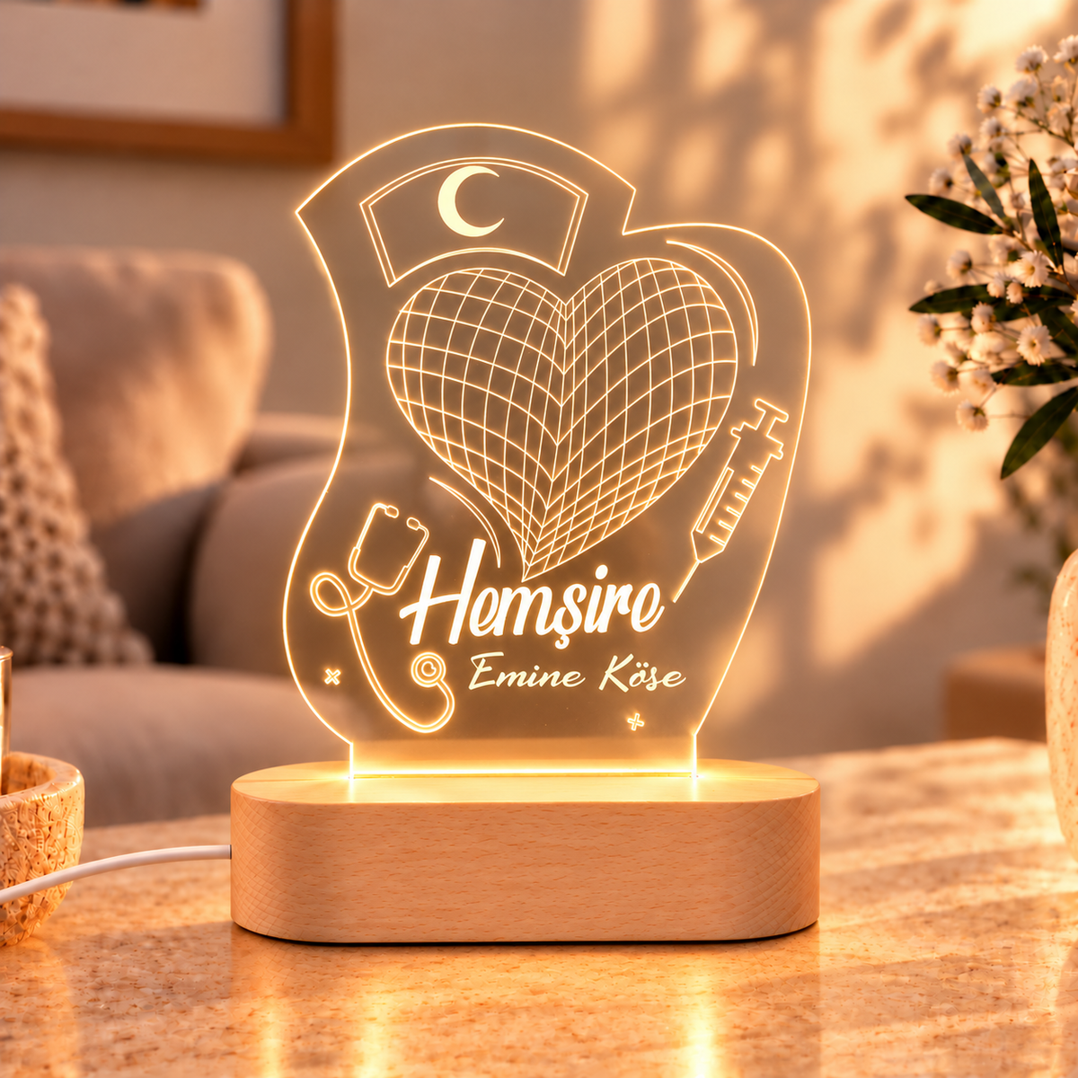 İsme Özel Hemşire LED Gece Lambası - açık renk ahşap kaide, beyaz kablo ve sıcak ortam
