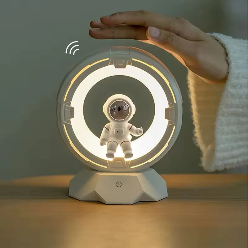 Astranot Tasarımlı Masa Lambası, Yatak Odası İçin Yaratıcı Çocuk Astronot LED Işık,