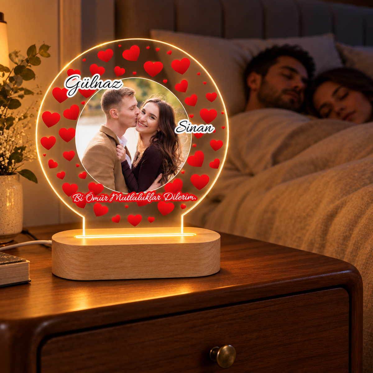 Kişiye Özel Fotoğraflı LED Gece Lambası – Kırmızı Kalpli Oval – loş yatak odası görünümü
