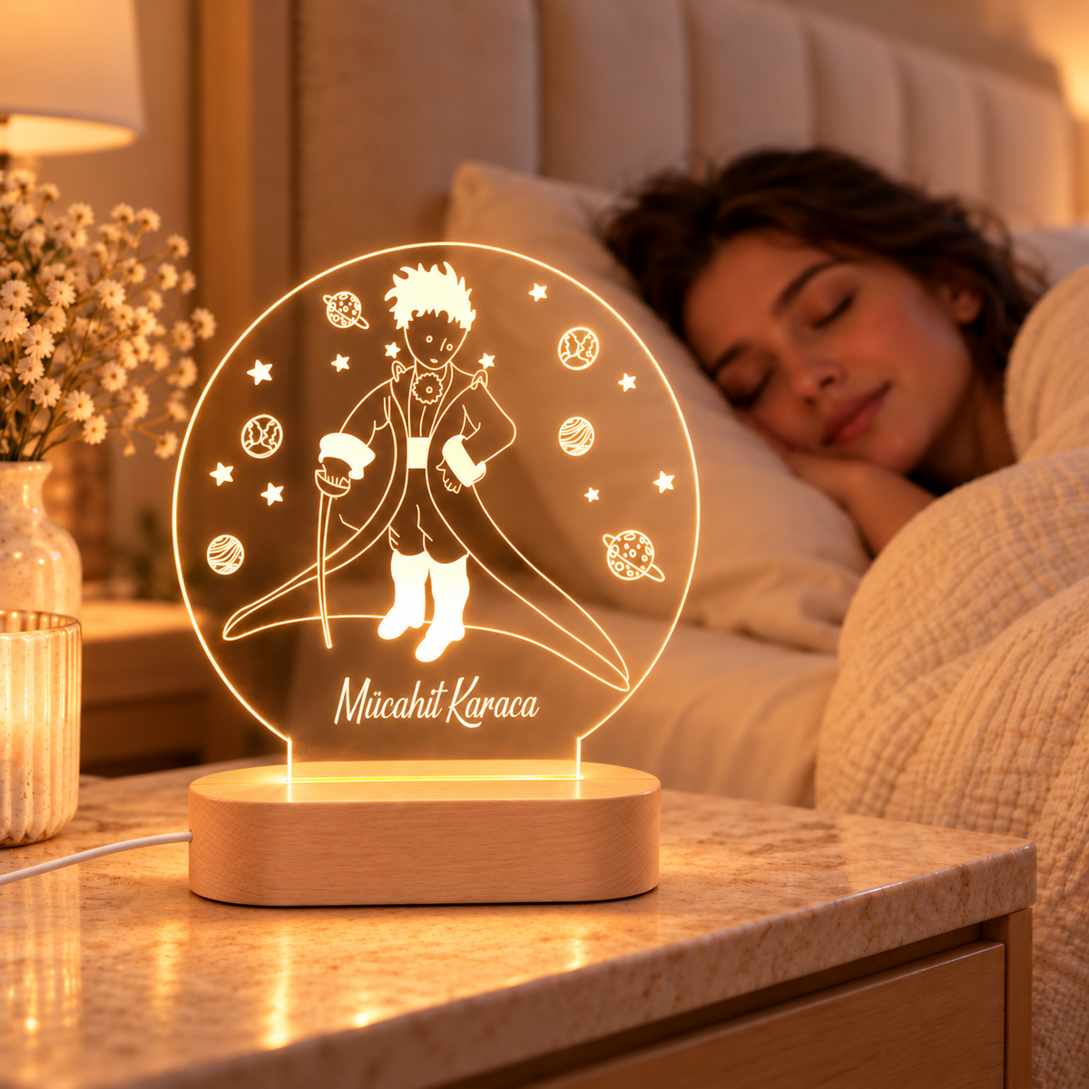 İsme Özel Küçük Prens LED Gece Lambası – sıcak ışıkta komodin üzerinde