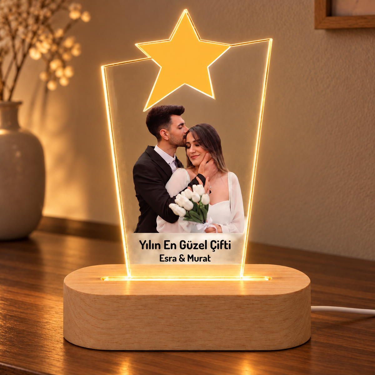 Kişiye Özel Fotoğraflı LED Gece Lambası – Yılın En Güzel Çifti – ahşap konsol görünümü