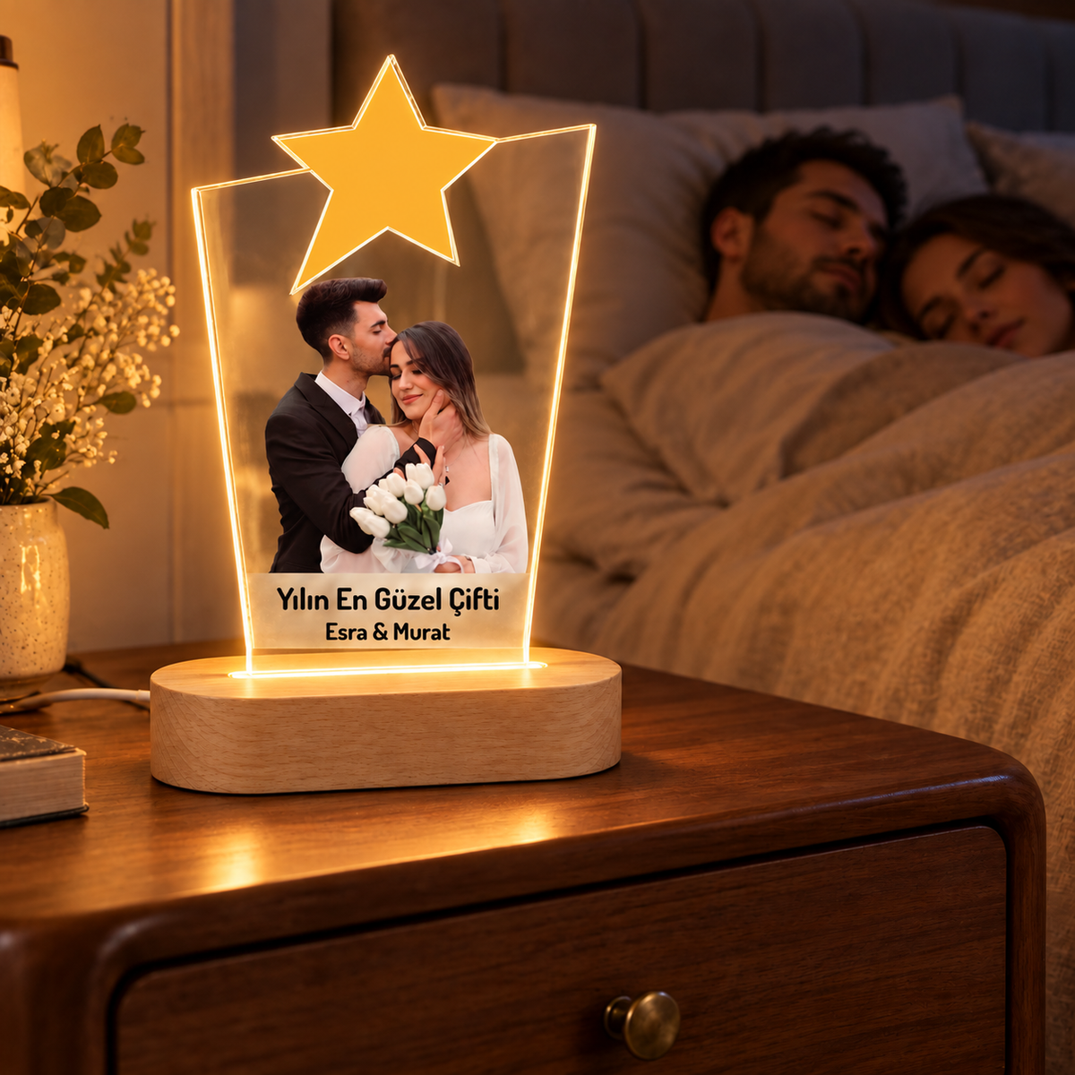 Kişiye Özel Fotoğraflı LED Gece Lambası – Yılın En Güzel Çifti – loş yatak odası görünümü